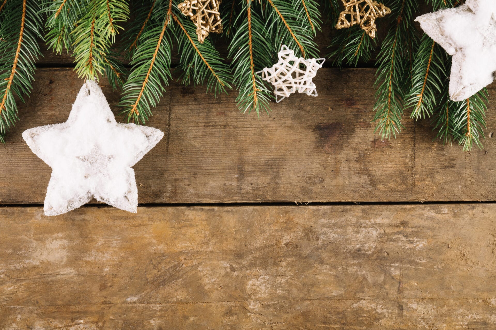 weihnachtskomposition mit sternen und tannenzweigen